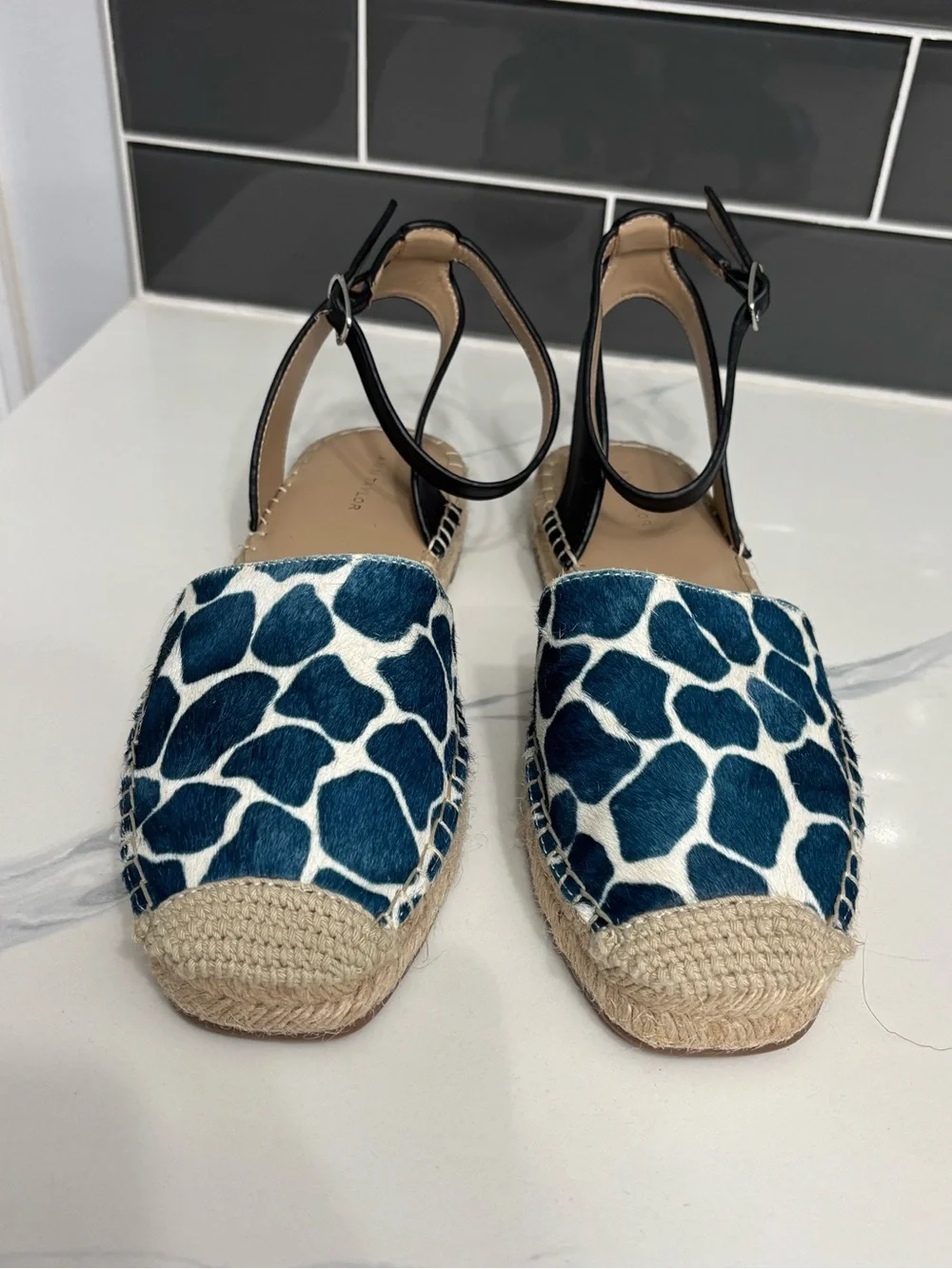 Ann Taylor Isabella Espadrille Flats Blue Giraffe Print Calf Hair Size 8M NWOT